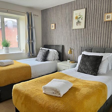 Lush House Close To Ashford Town Centre With Driveway エクステリア 写真