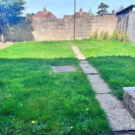 Lush House Close To Ashford Town Centre With Driveway エクステリア 写真
