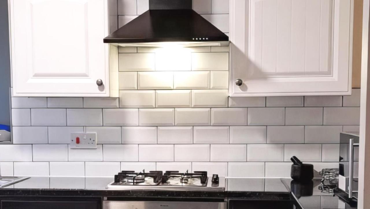 Lush House Close To Ashford Town Centre With Driveway エクステリア 写真