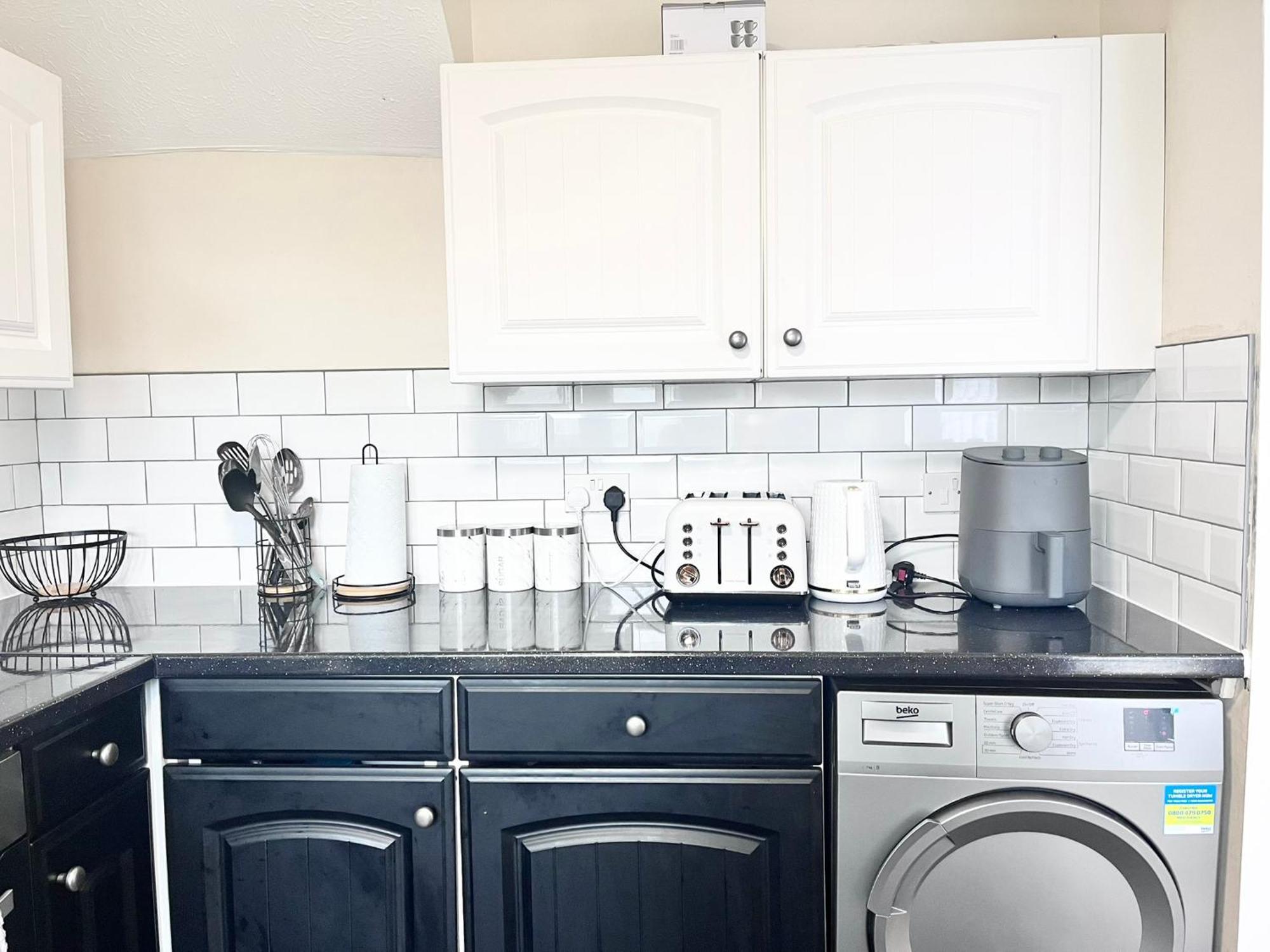 Lush House Close To Ashford Town Centre With Driveway エクステリア 写真