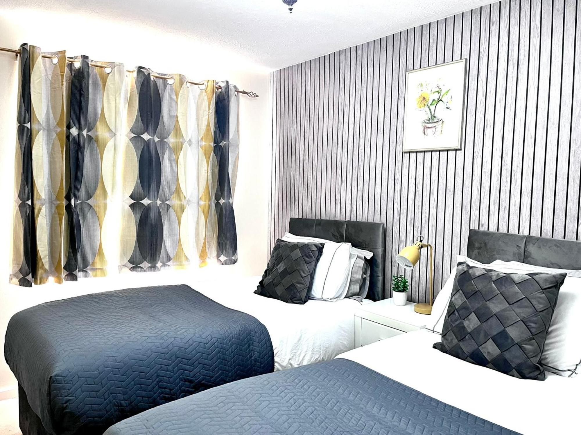 Lush House Close To Ashford Town Centre With Driveway エクステリア 写真