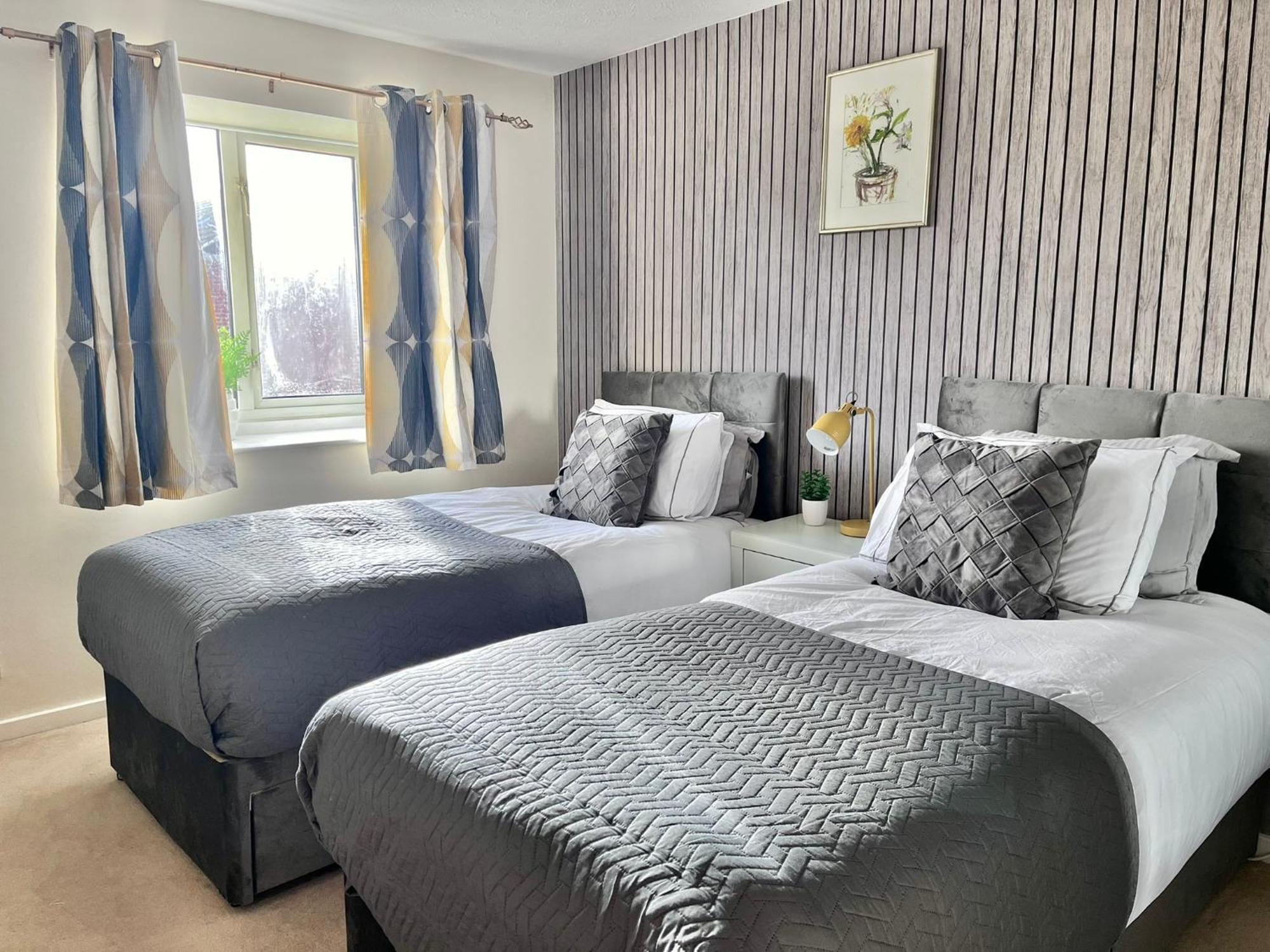 Lush House Close To Ashford Town Centre With Driveway エクステリア 写真
