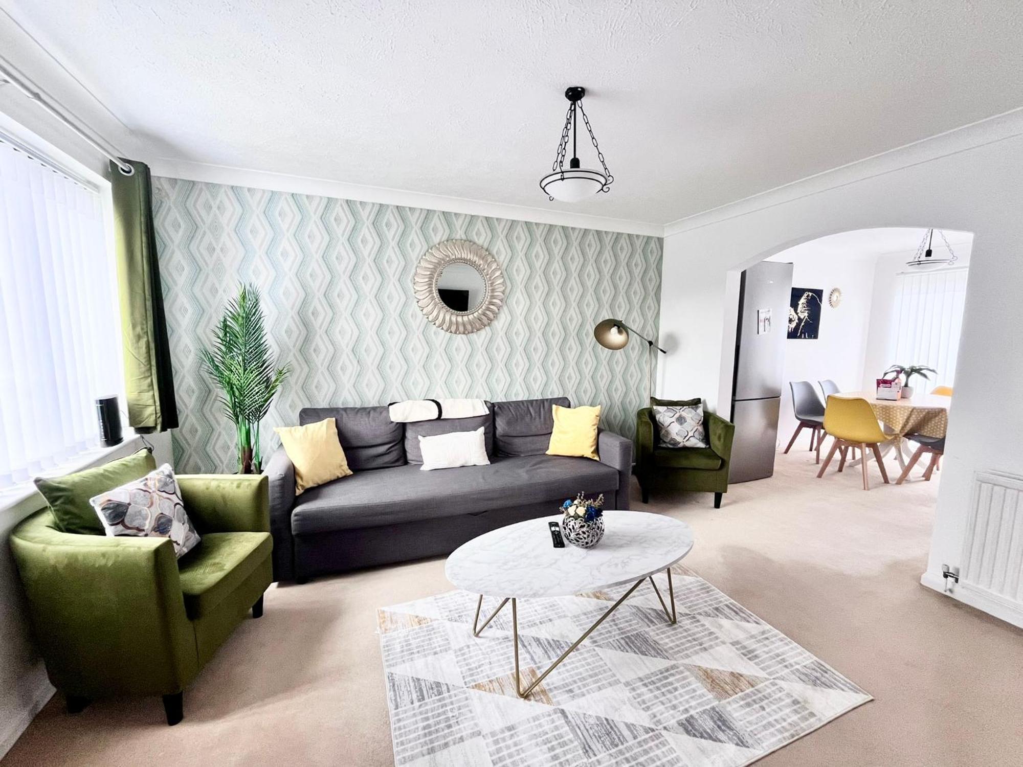Lush House Close To Ashford Town Centre With Driveway エクステリア 写真
