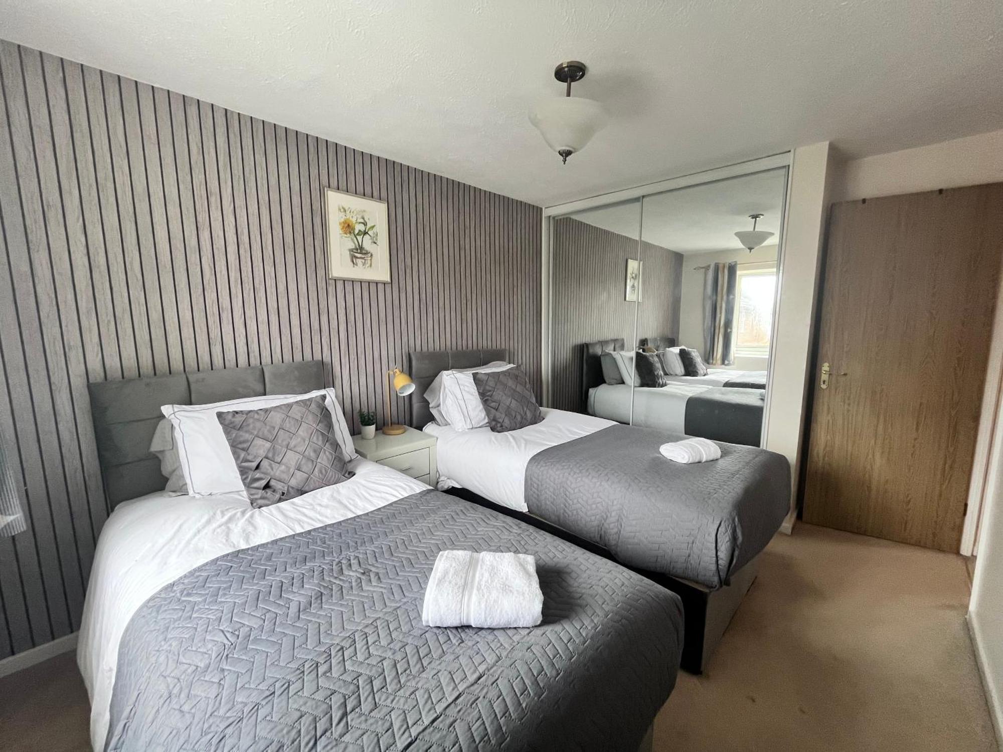 Lush House Close To Ashford Town Centre With Driveway エクステリア 写真
