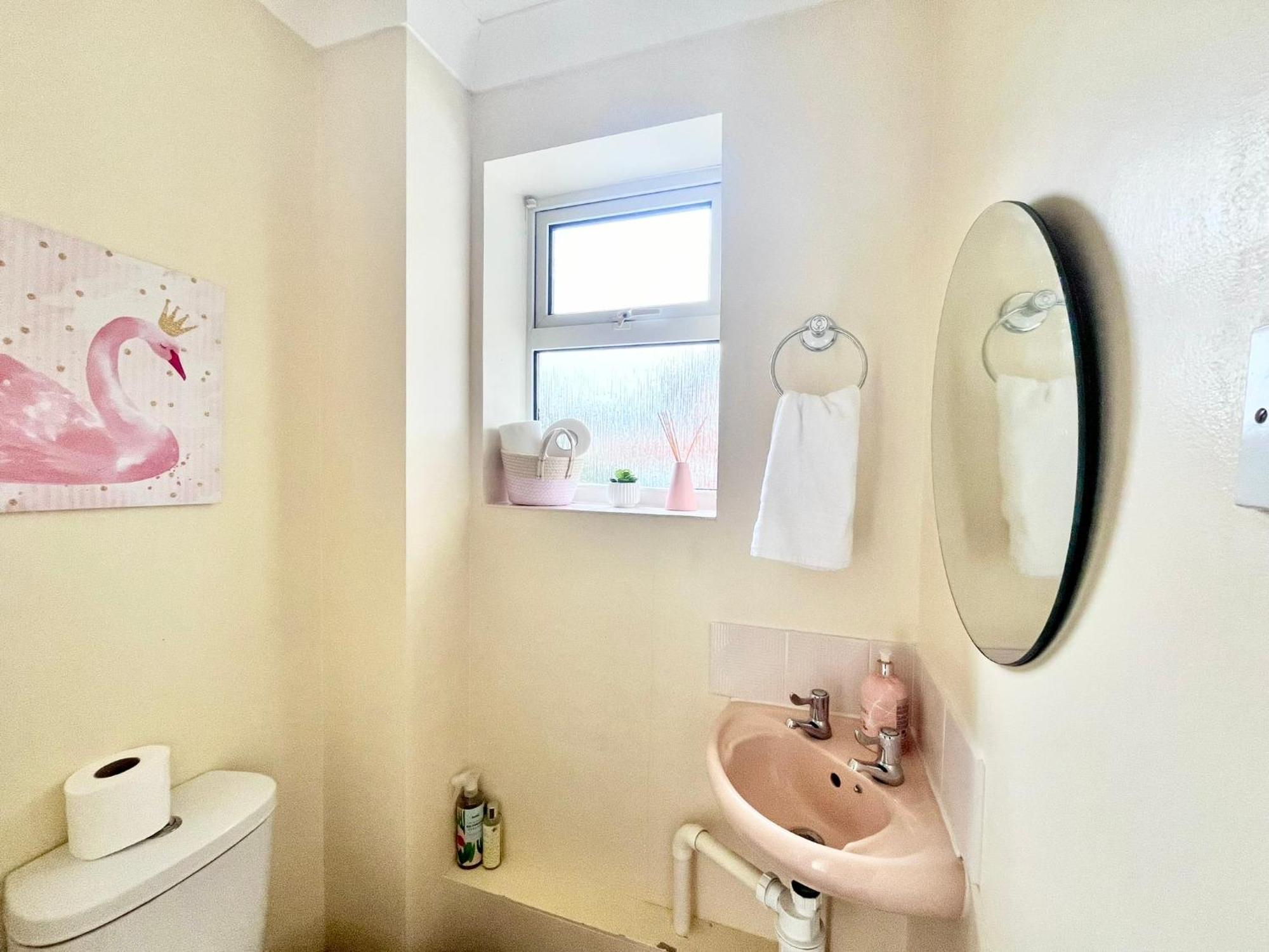 Lush House Close To Ashford Town Centre With Driveway エクステリア 写真