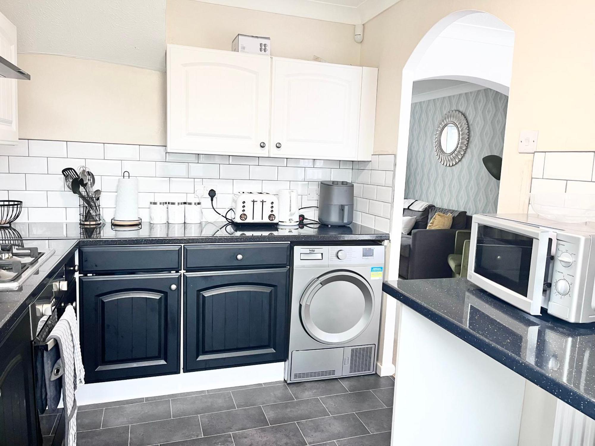 Lush House Close To Ashford Town Centre With Driveway エクステリア 写真