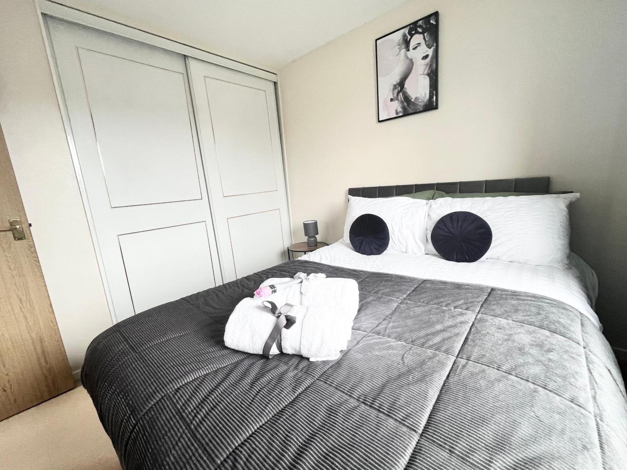 Lush House Close To Ashford Town Centre With Driveway エクステリア 写真