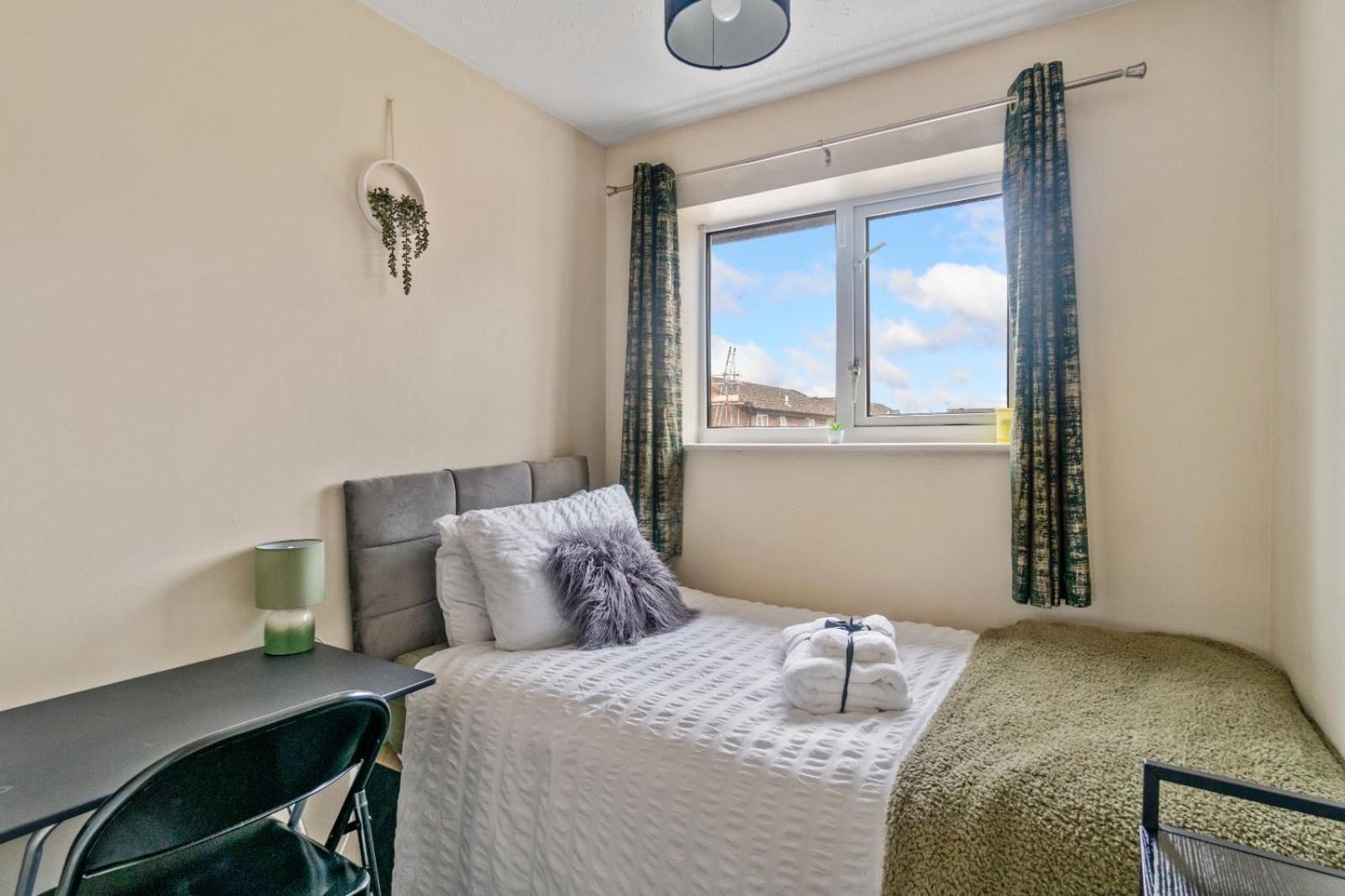 Lush House Close To Ashford Town Centre With Driveway エクステリア 写真