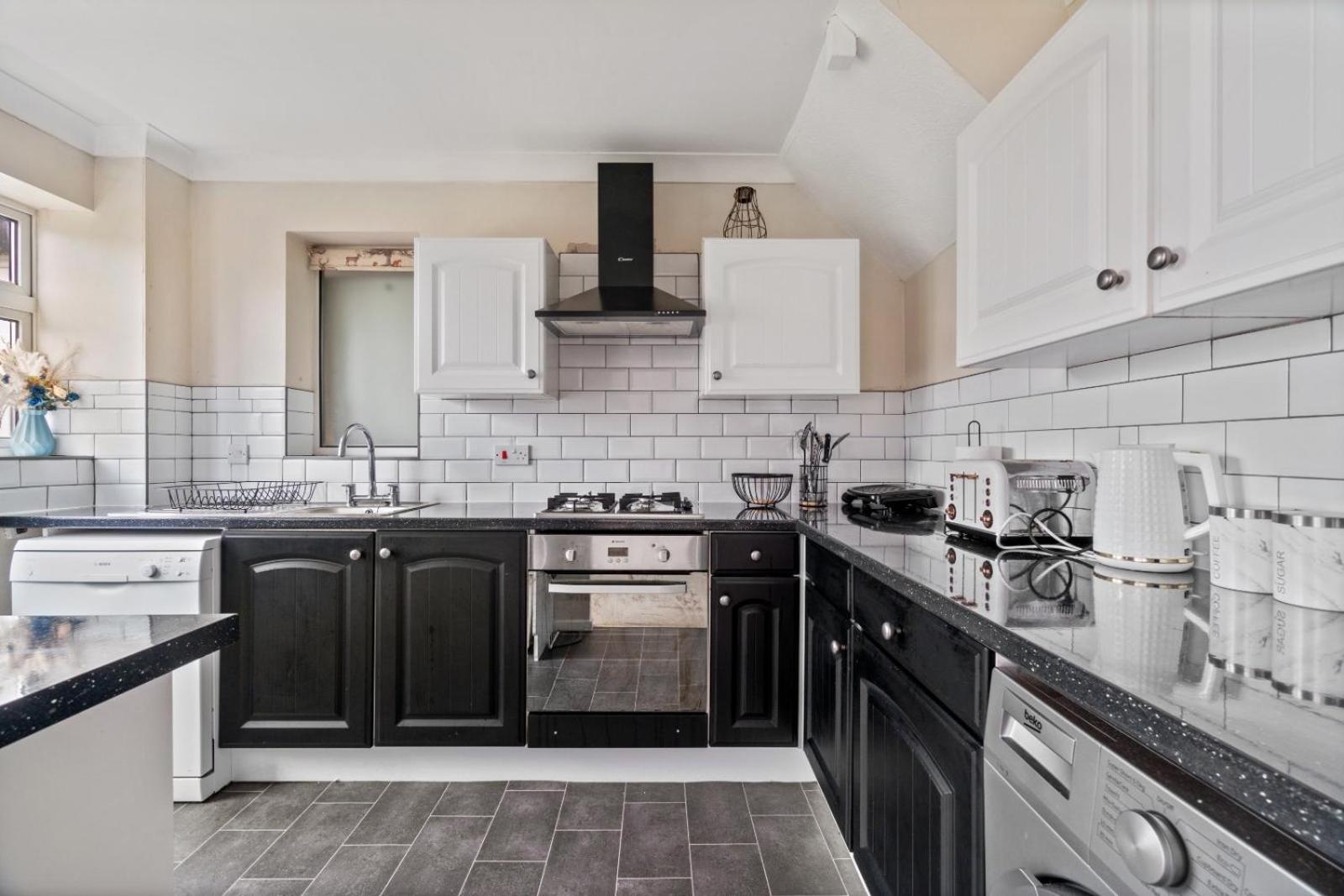 Lush House Close To Ashford Town Centre With Driveway エクステリア 写真