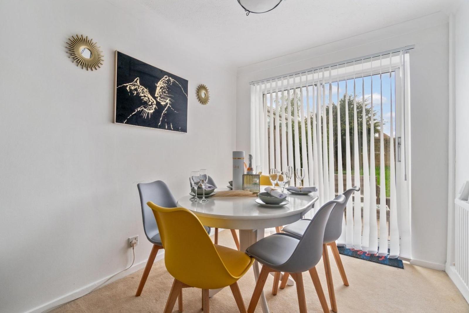 Lush House Close To Ashford Town Centre With Driveway エクステリア 写真