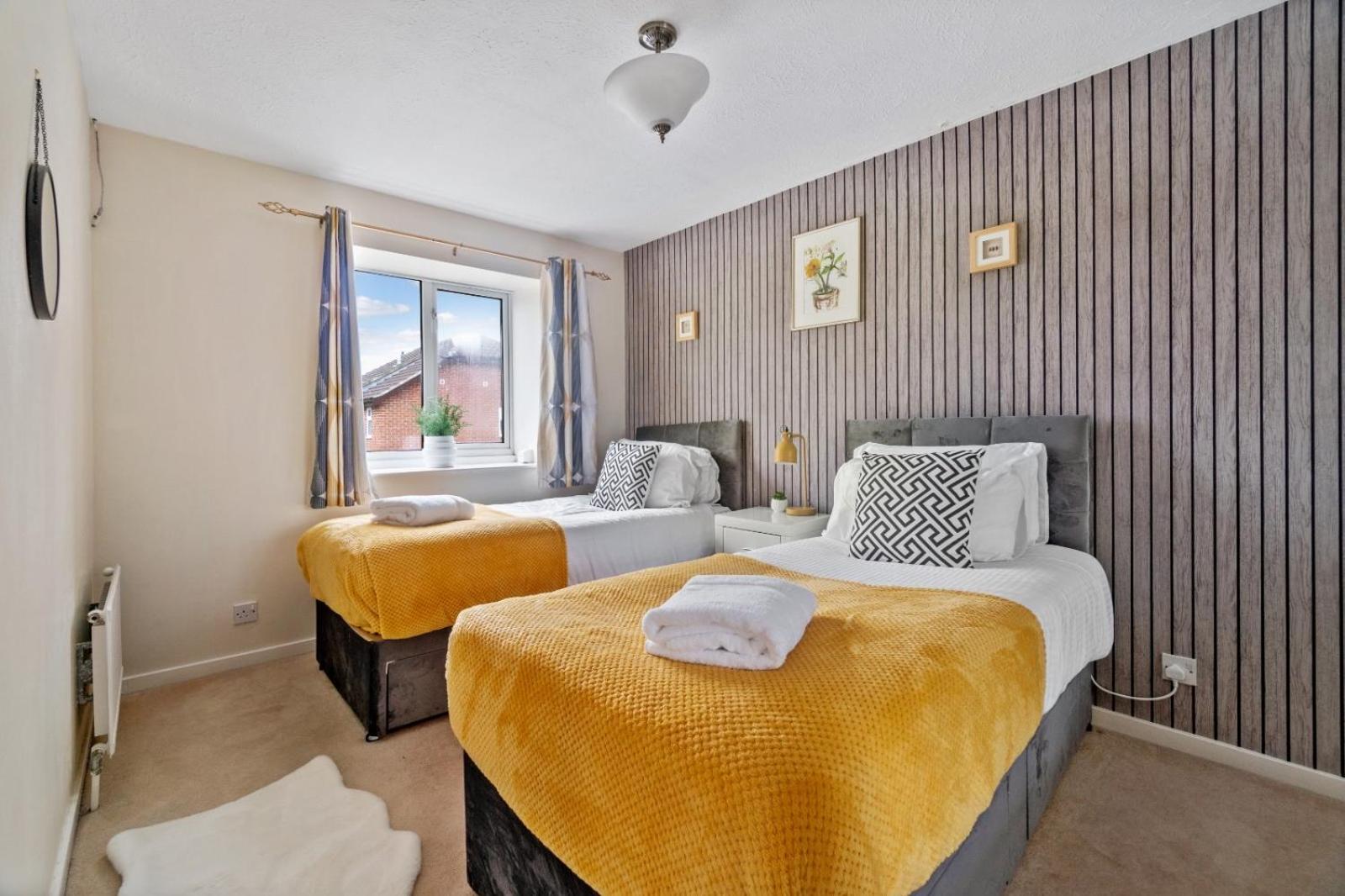 Lush House Close To Ashford Town Centre With Driveway エクステリア 写真