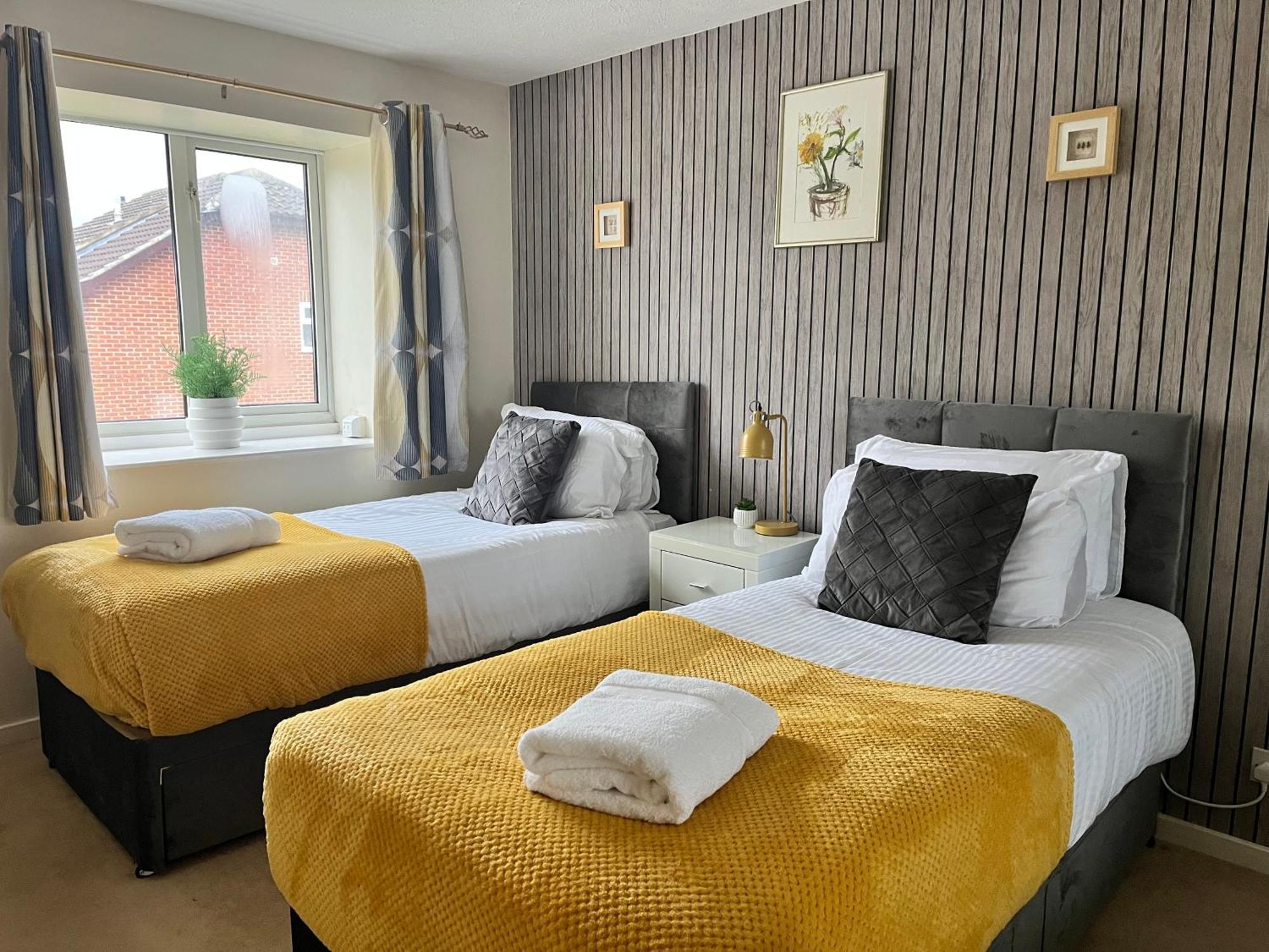 Lush House Close To Ashford Town Centre With Driveway エクステリア 写真
