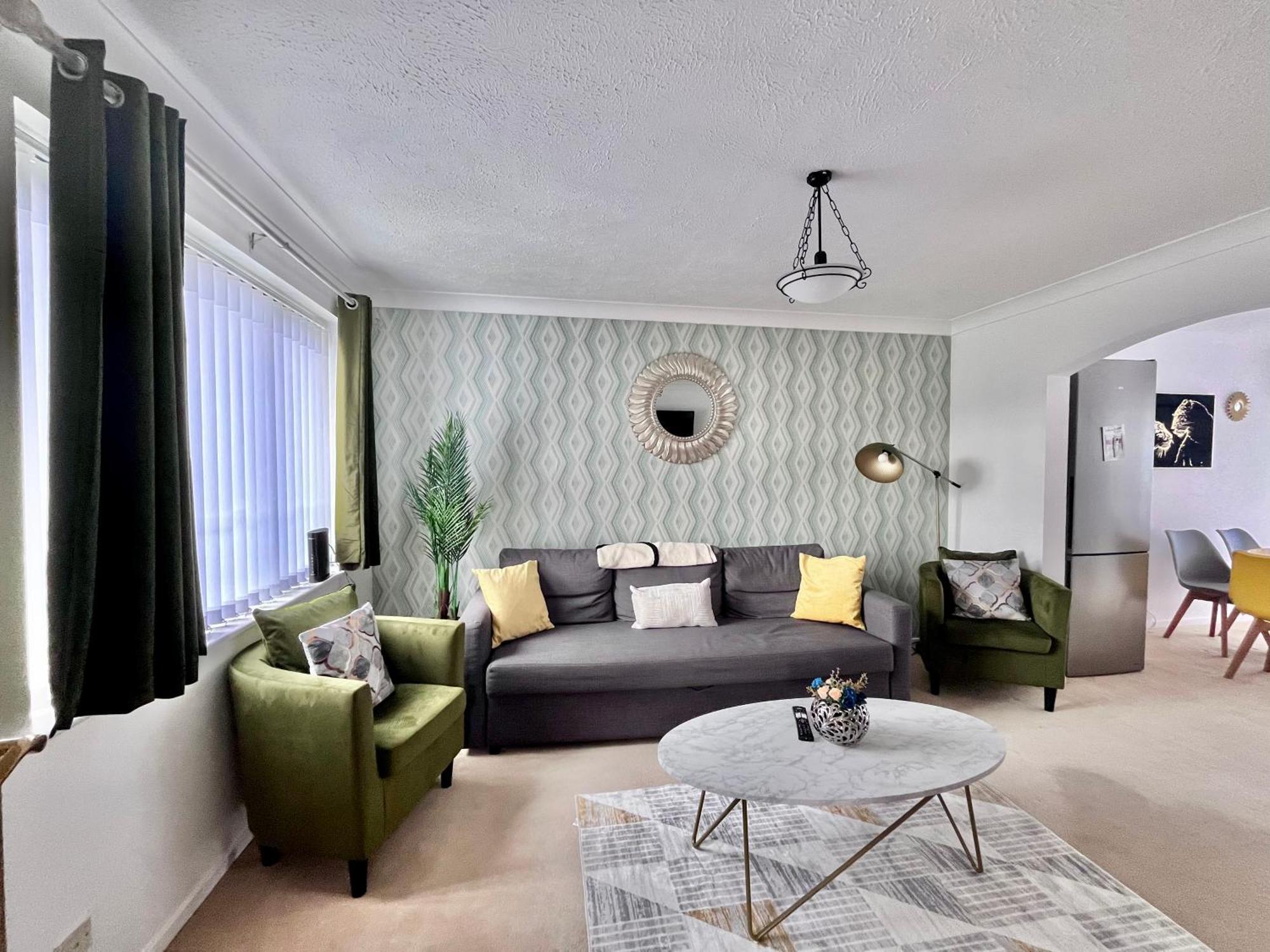 Lush House Close To Ashford Town Centre With Driveway エクステリア 写真
